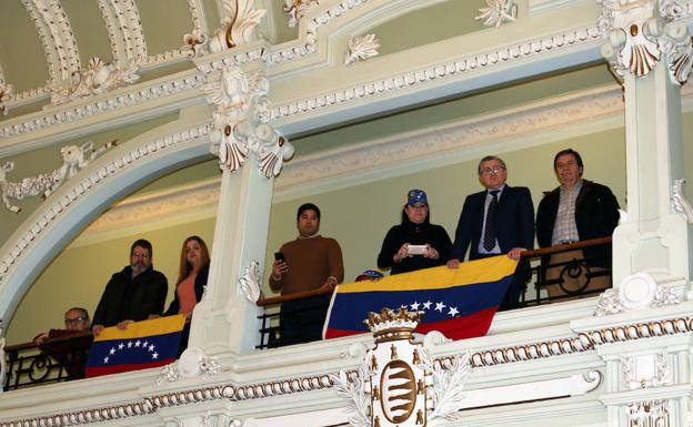 Ciudadanos venezolanos siguen el pleno municipal. 