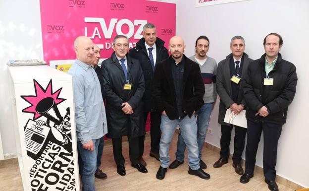 Parte del equipo de La Voz del Patio con los responsables de Caja Burgos y La Caixa,. 