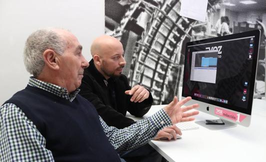 Francisco y Andrés charlando sobre la publicación. 