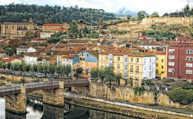 Restos del Castillo de Miranda de Ebro en la zona supererior de la imagen. 