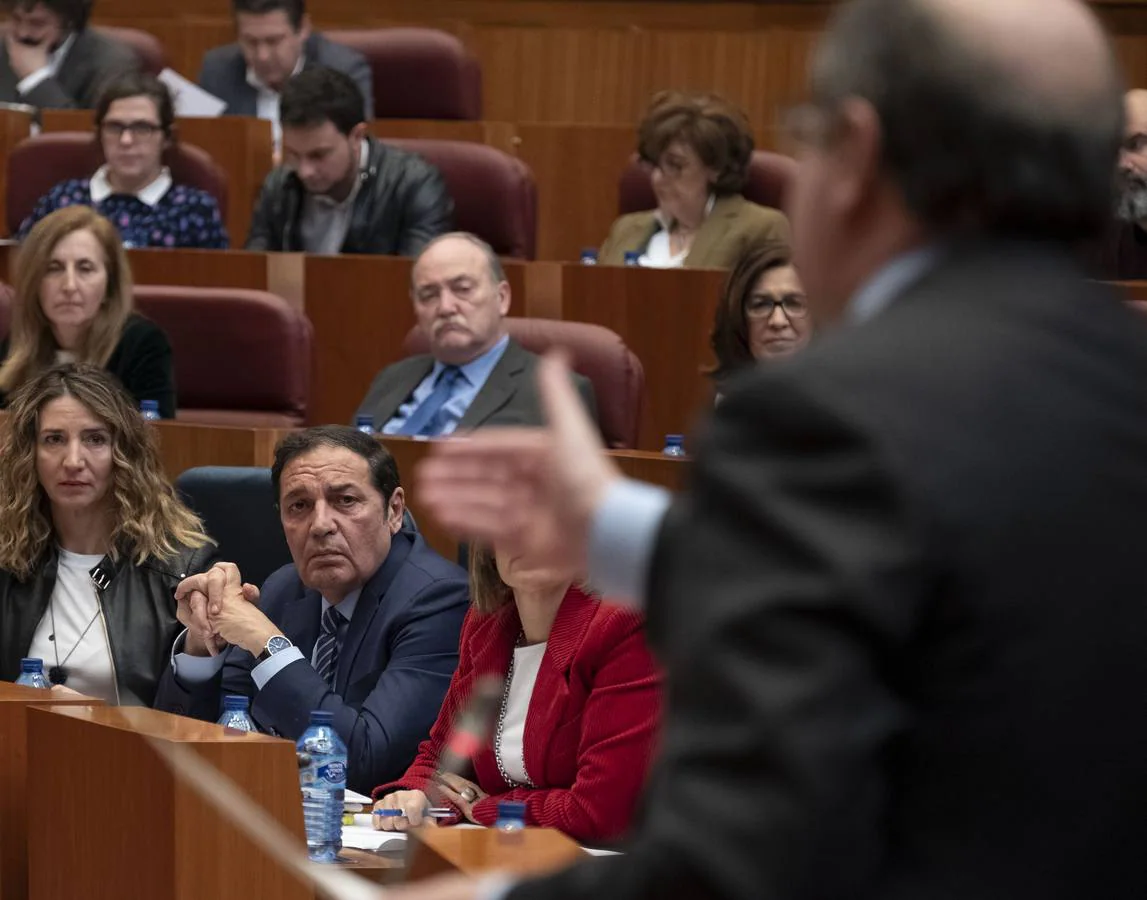 PSOE y Podemos afilaron ayer el bisturí parlamentario para someter al consejero de Sanidad a una vivisección política