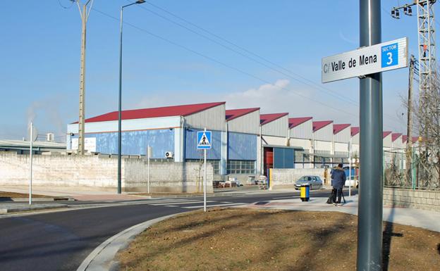 Acceso a la calle Valle de Mena desde López Bravo