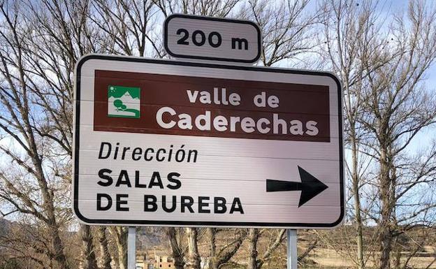 Senal 'tipo cartel' colocada 200 metros antes del acceso a la carretera de Salas de Bureba.