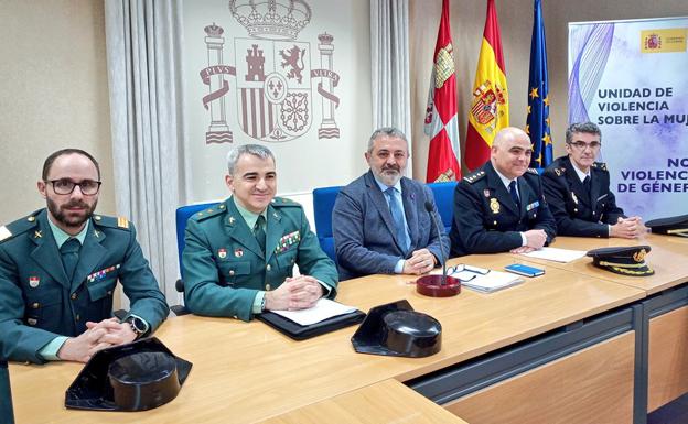 Reunión del Subdelegado del Gobierno en Burgos, Pedro de la Fuente, con miembros de la Guardia Civil y Policçía Nacional. 