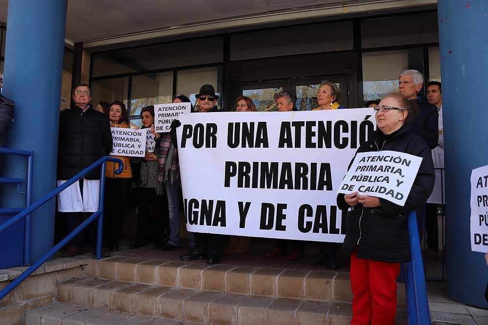 Fotos: Concentración de los vecinos en el Centro de Salud de Los Cubos