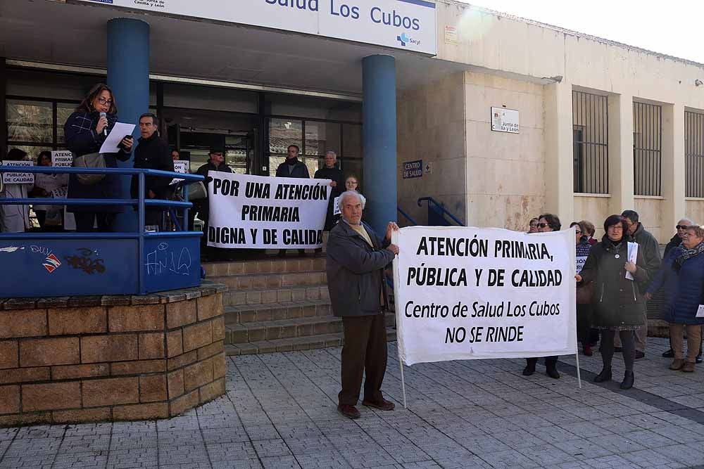 Fotos: Concentración de los vecinos en el Centro de Salud de Los Cubos