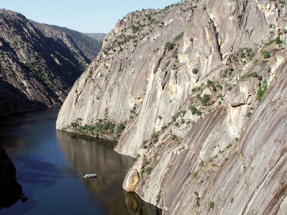 Paseo en barco por los Arribes del Duero (Zamora). Estos enfilados barrancos bajan hasta el Duero, a cuyo paso crea una frontera natural con la vecina Portugal. Quien participa de esta actividad tiene el privilegio de acceder a un espacio protegido en el que, gracias a la inaccesibilidad de acantilados de más de doscientos metros de altura, las especies se sienten seguras frente a la amenaza del hombre. El paseo por estos acantilados verticales que no dejan indiferente a nadie.