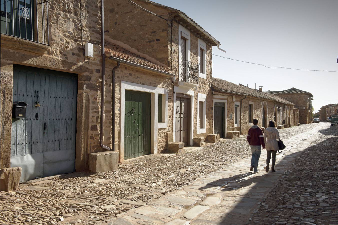 Castrillo de los Polvazares (León). Es uno de los pueblos más hermosos de la comarca leonesa de la Maragatería. Un pueblo de calles empedradas y casas blasonadas que fue declarado conjunto histórico artístico y que conserva íntegra su arquitectura popular. La piedra y arcilla roja de sus fachadas contrasta con los vivos colores de los portones y ventanas: azules, verdes y blancos. A los atractivos artísticos se suman los gastronómicos, pues es cuna del famoso cocido maragato.