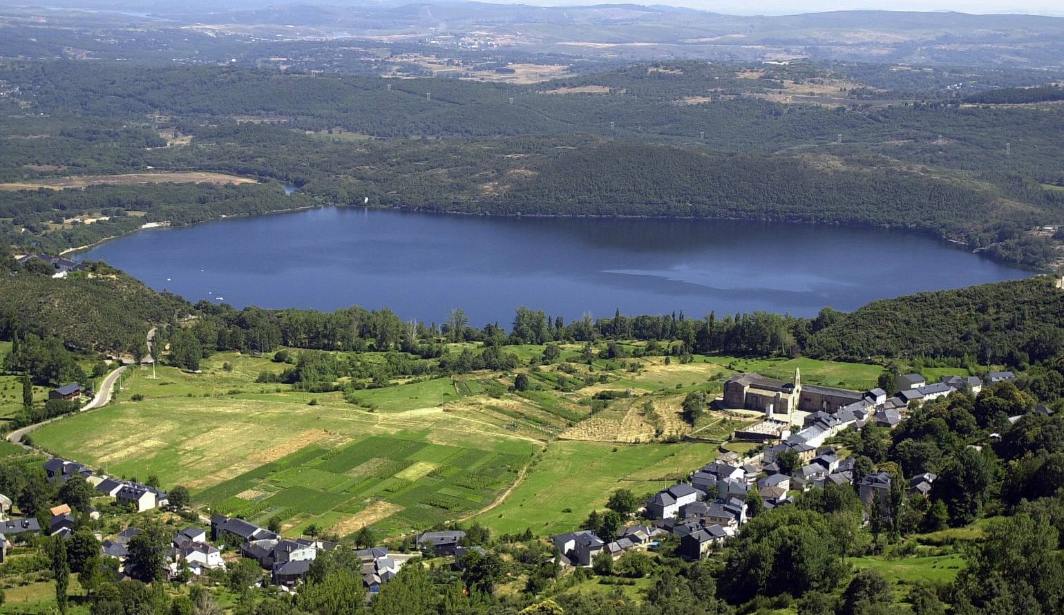 Lago de Sanabria (Zamora). El 1 de junio de 1930, Miguel de Unamuno visitó el Lago de Sanabria, lugar del que quedó prendado y en el que se inspira para escribir el libro 'San Manuel Bueno, mártir' en el que dejó dos poesías, siendo la primera de ellas referida al pueblo de San Martín de Castañeda. Aquí la escapada romántica se llena de actividades para compartir en plena naturaleza: andar por senderos, pasear a la orilla del lago, montar en bicicleta…