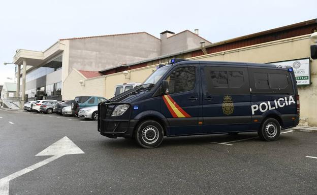 Un furgón de Policía, el jueves día 1, cuando se desató la operación. 