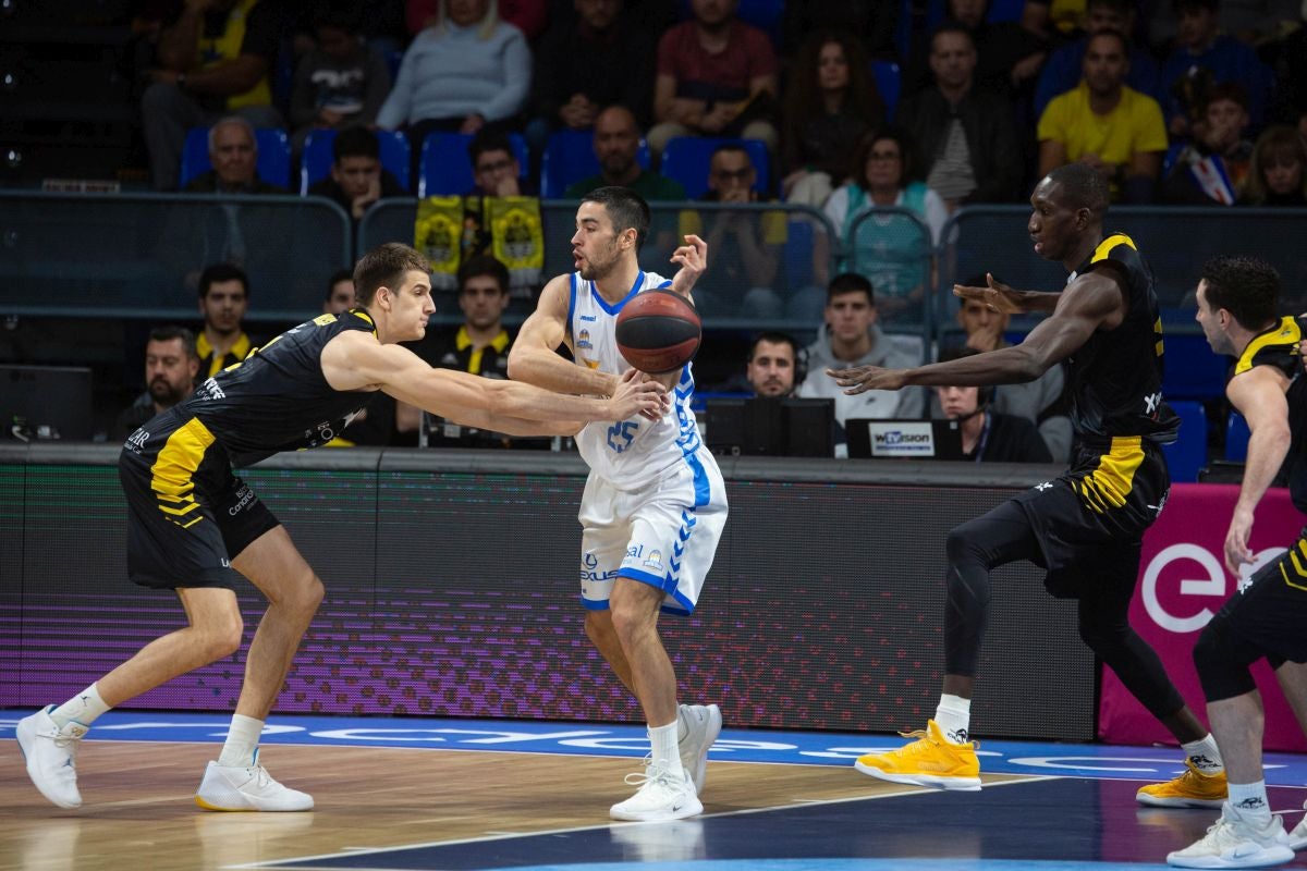 El San Pablo Burgos consigue una victoria balsámica en la pista del Iberostar tenerife. 