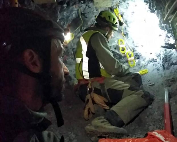 Holguín, al fondo, colocando el explosivo en el interior del túnel que debía conducir al lugar donde estaba el niño. 