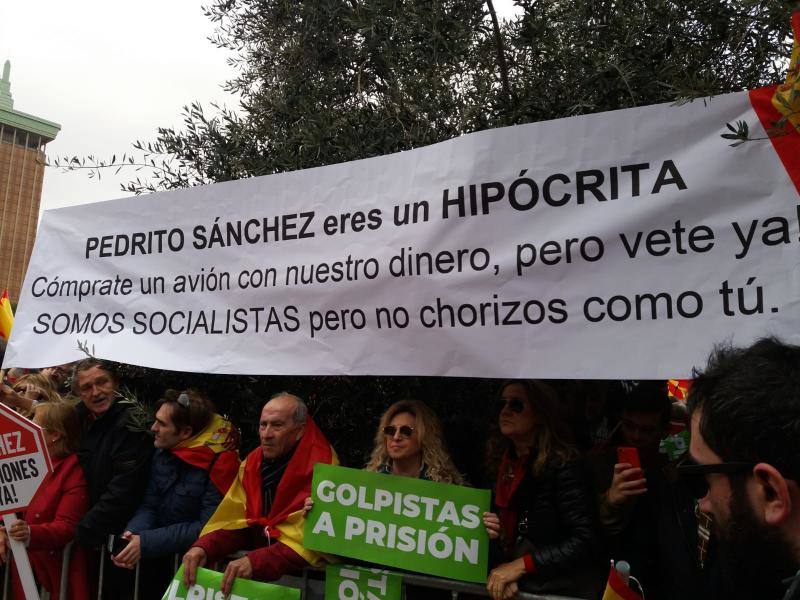 PP, Ciudadanos y Vox concentran a miles de manifestantes en la Plaza de Colón