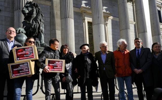 Entrega de las firmas para pedir la despenalización de la eutanasia en el Congreso de los Diputados.