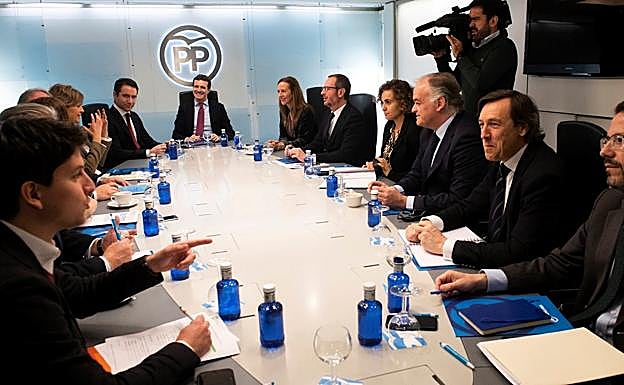 El presidente del PP, Pablo Casado (c), dirige la reunión del comité de dirección del partido. 