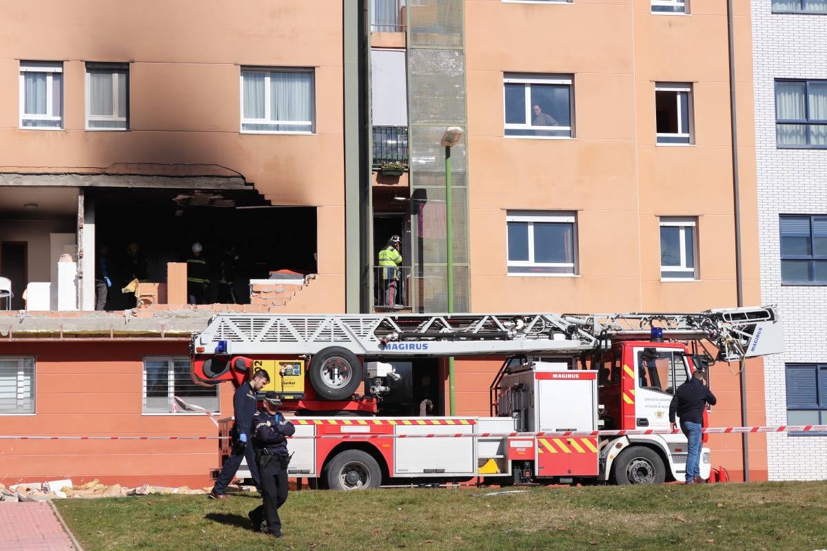 Una explosión en la calle Modesto Circuelos de la Barriada de San Juan Bautista de Burgos ha dejado, al menos, un fallecido.