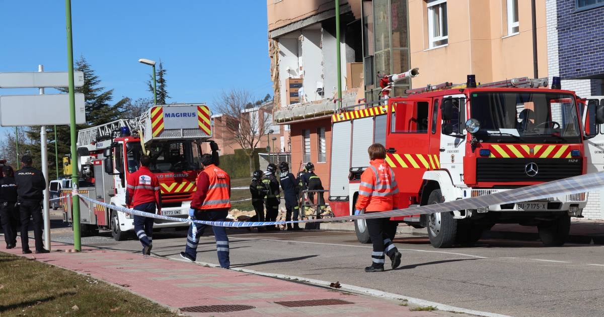 Una explosión en la calle Modesto Circuelos de la Barriada de San Juan Bautista de Burgos ha dejado, al menos, un fallecido.