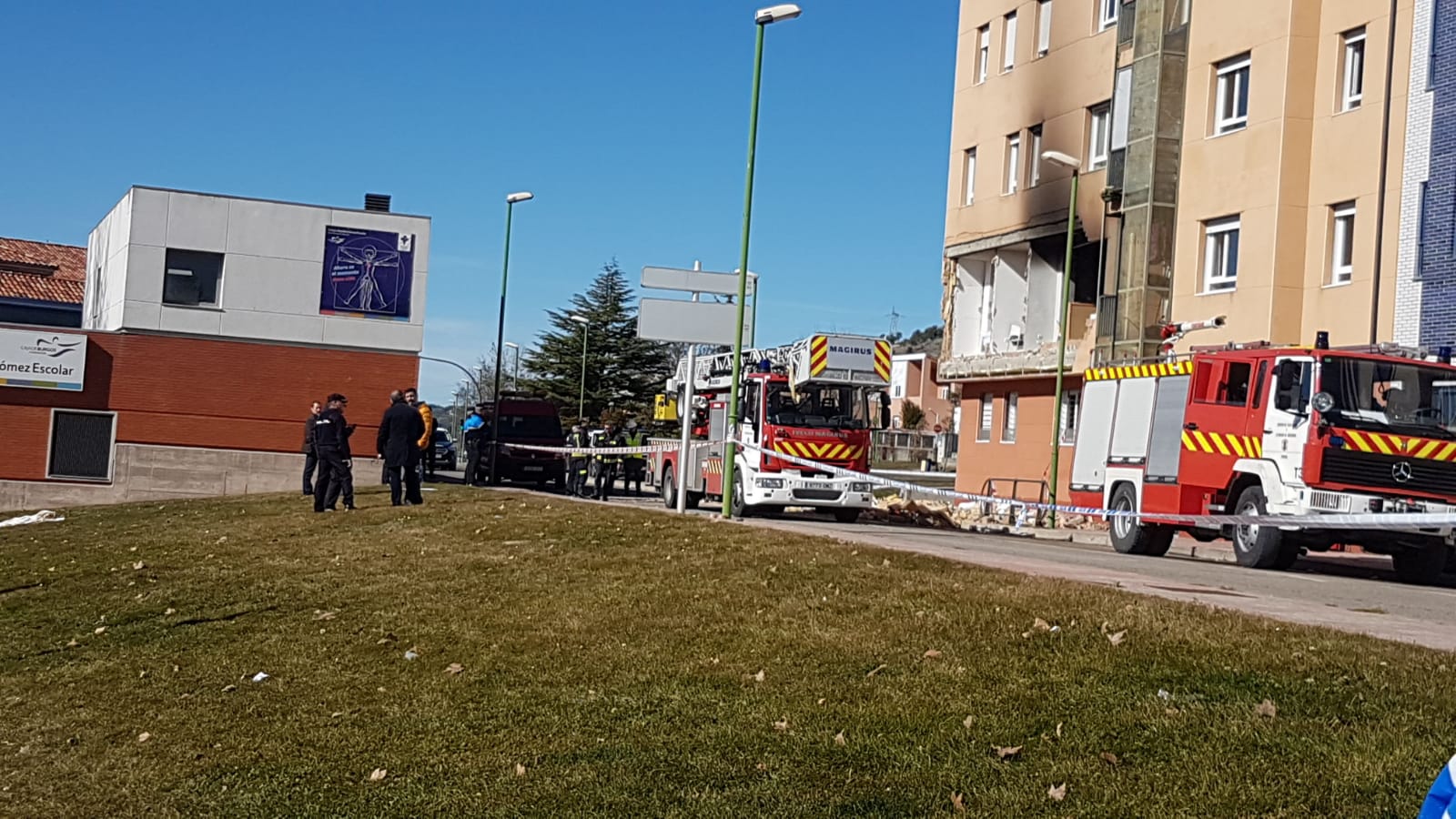 Una explosión en la calle Modesto Circuelos de la Barriada de San Juan Bautista de Burgos ha dejado, al menos, un fallecido.