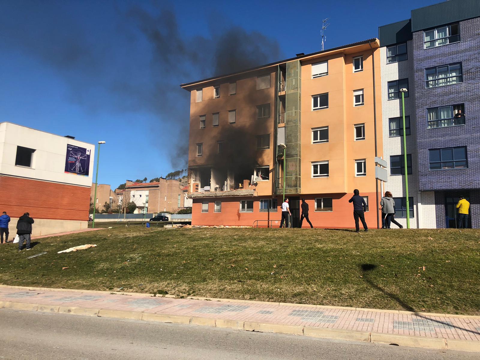 Una explosión en la calle Modesto Circuelos de la Barriada de San Juan Bautista de Burgos ha dejado, al menos, un fallecido.