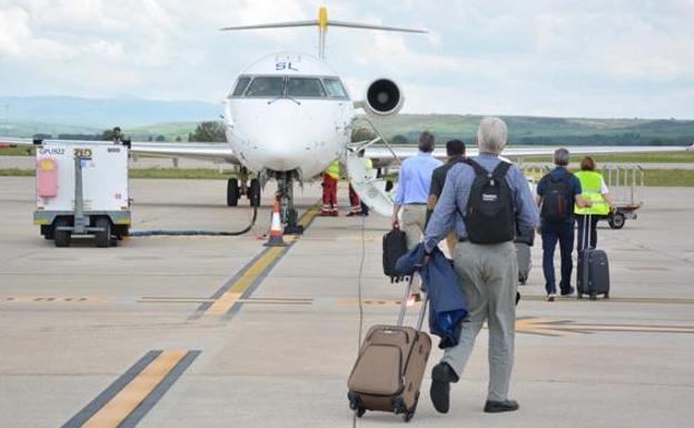 Un grupo de viajeros se disponen a subir al avión en el aeropuerto de Villafría. 