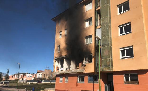 El humo ha salido por los espacios que ha abierto la explosión en la pared.