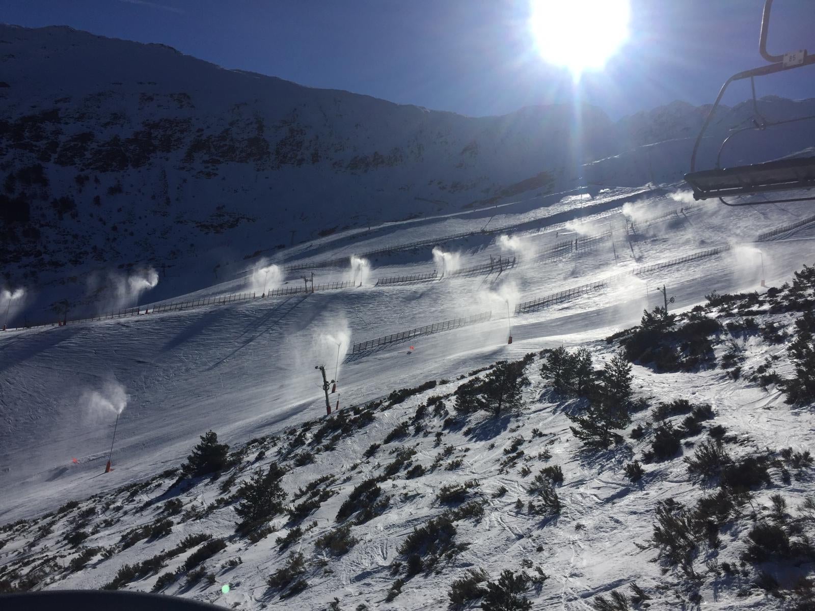 Los cañones de La Pinilla trabajando en las pistas segovianas