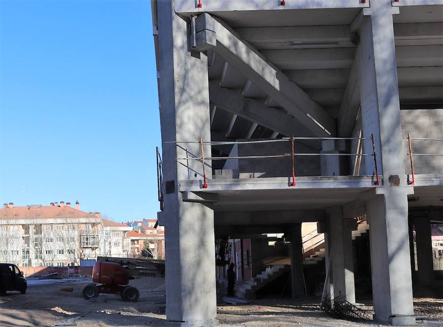 Javier Lacalle, alcalde de Burgos, ha confirmado que el lunes de la próxima semana se comenzará con la instalación de los asientos. Tarea que se alargará durante 15 o 20 días.