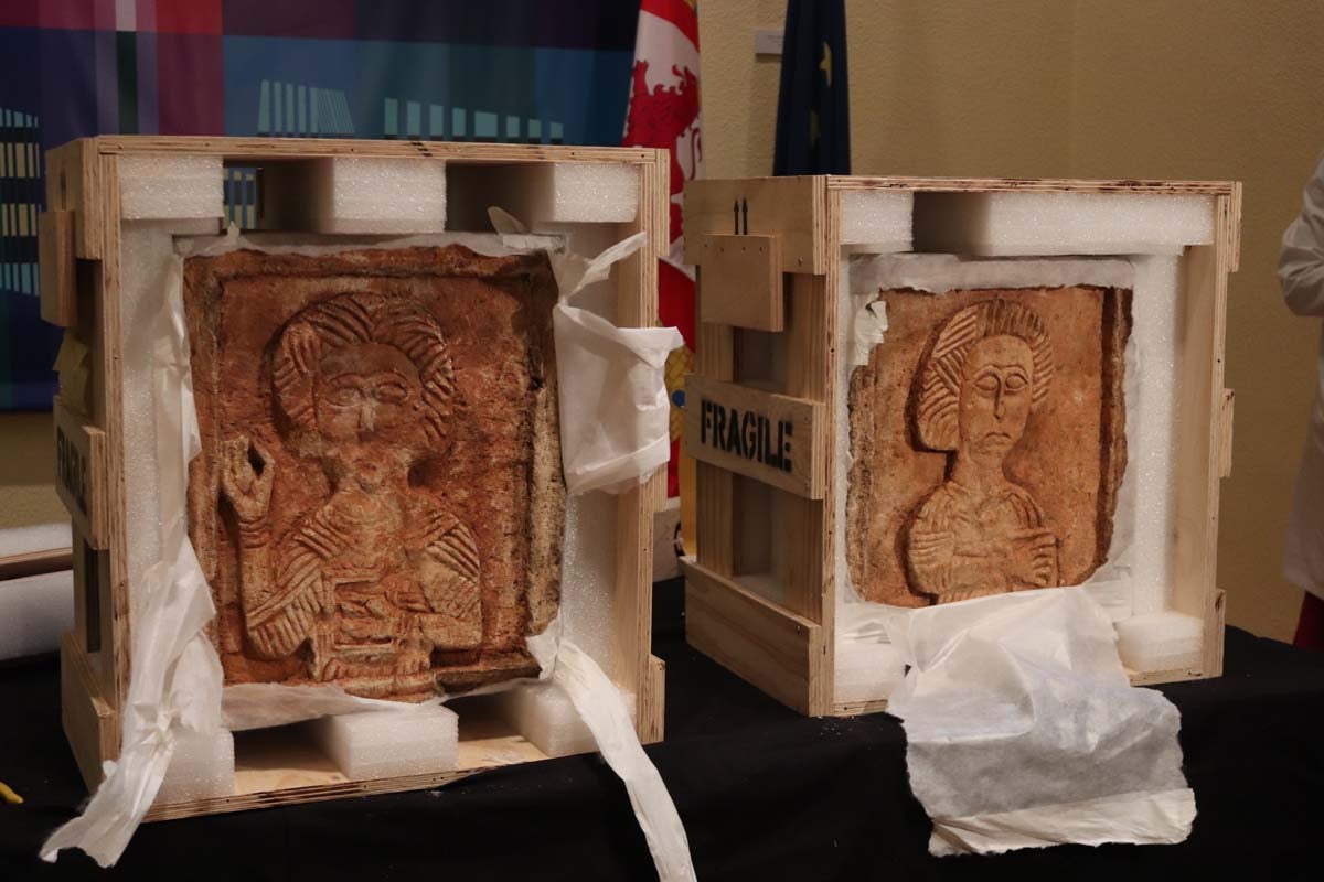Los dos relieves de la ermita de Quintanilla de las Viñas expoliados y recientemente recuperados han sido entregados al Museo de Burgos para garantizar su conservación.