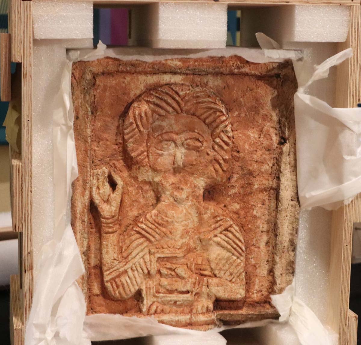 Los dos relieves de la ermita de Quintanilla de las Viñas expoliados y recientemente recuperados han sido entregados al Museo de Burgos para garantizar su conservación.