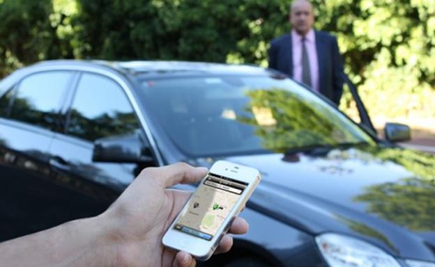 Un usuario pidiendo un coche con la aplicación de Cabify.