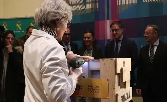 Adelaida Rodríguez abre el embalaje de una de las dos cajas donde han transportado los sillares. 