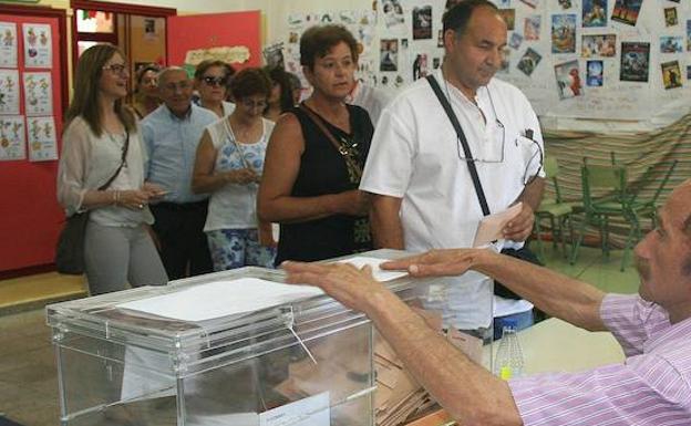 Hilera de gente ante una de las mesas electorales de Cuéllar, Segovia. 