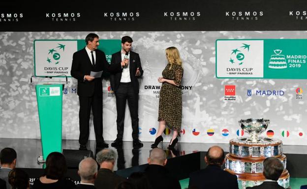 Gerard Piqué (c), durante el sorteo de la Copa Davis.