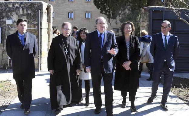 Juan Vicente Herrera durante su visita al monasterio de Silos junto a la consejera de Cultura, Josefa García Cirac, y el abad Dom Lorenzo Maté. 