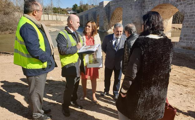 La delegada del Gobierno en Castilla y León, Virginia Barcones, acompañada por el subdelegado en Burgos, Pedro de la Fuente visitan el puesnte. 