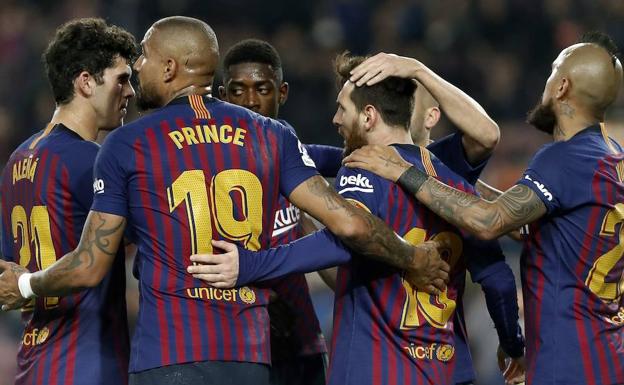 Leo Messi celebra con sus compañeros el gol del triunfo. 