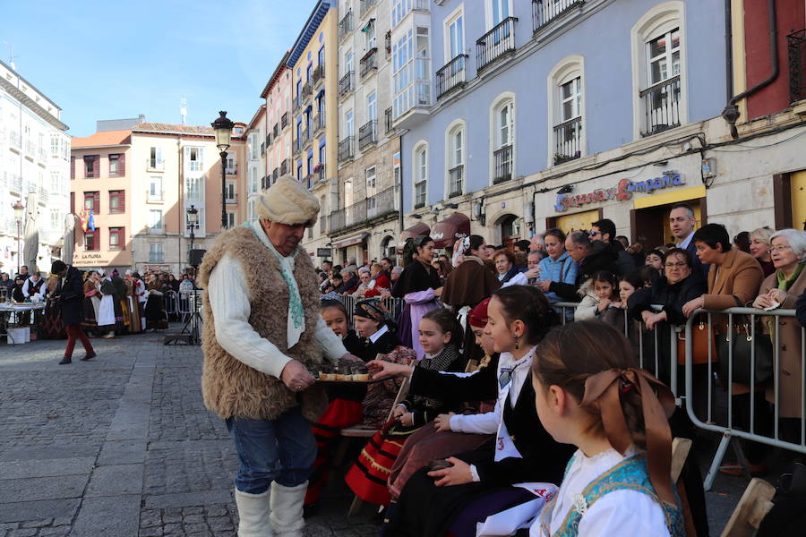 La plaza de La Flora se ha llenado de burgaleses, que han disfrutado con las danzas populares y se han acercado a la tradición de la matanza. También han degustado morcilla y vino de Ribera de Duero