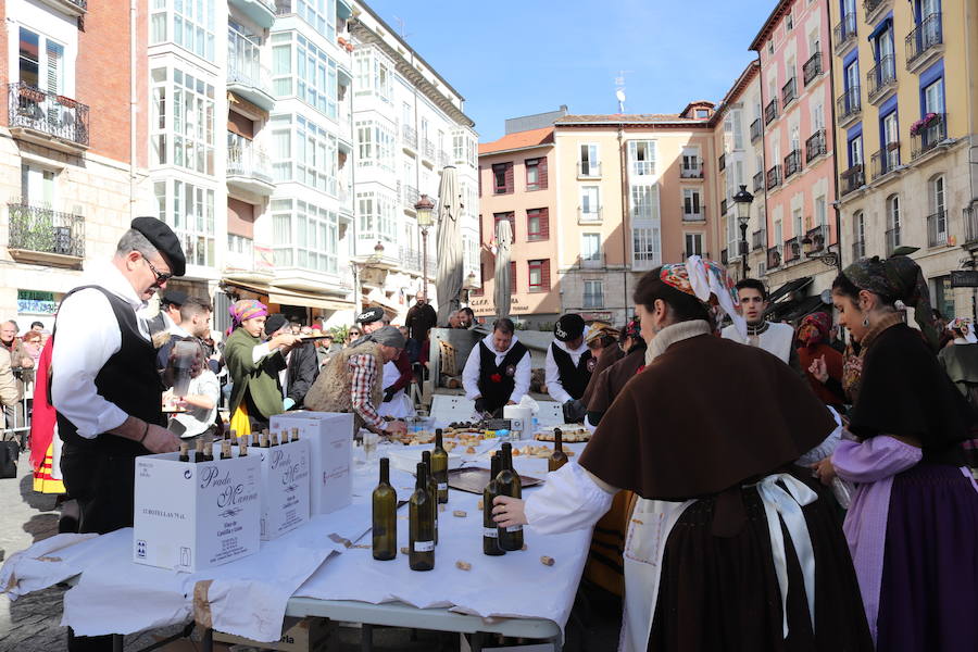 La plaza de La Flora se ha llenado de burgaleses, que han disfrutado con las danzas populares y se han acercado a la tradición de la matanza. También han degustado morcilla y vino de Ribera de Duero