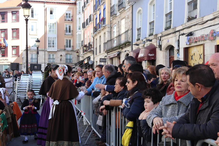 La plaza de La Flora se ha llenado de burgaleses, que han disfrutado con las danzas populares y se han acercado a la tradición de la matanza. También han degustado morcilla y vino de Ribera de Duero