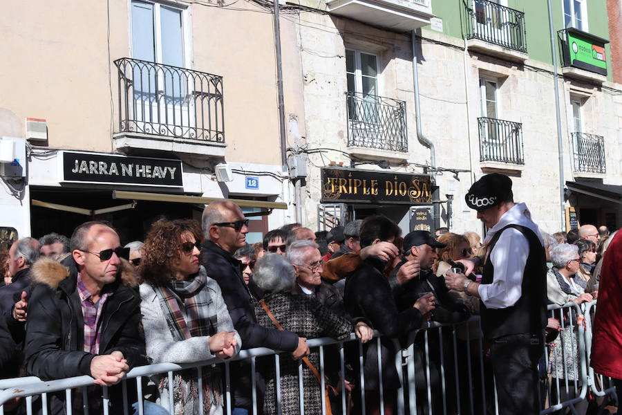 La plaza de La Flora se ha llenado de burgaleses, que han disfrutado con las danzas populares y se han acercado a la tradición de la matanza. También han degustado morcilla y vino de Ribera de Duero