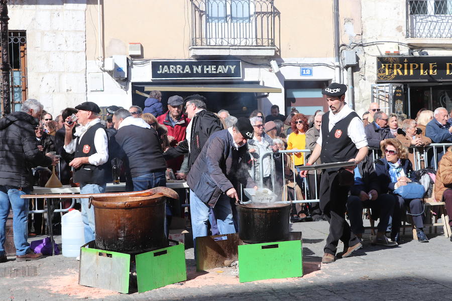 La plaza de La Flora se ha llenado de burgaleses, que han disfrutado con las danzas populares y se han acercado a la tradición de la matanza. También han degustado morcilla y vino de Ribera de Duero