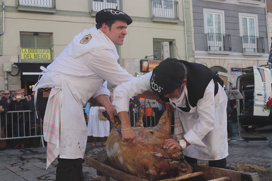 La plaza de La Flora se ha llenado de burgaleses, que han disfrutado con las danzas populares y se han acercado a la tradición de la matanza. También han degustado morcilla y vino de Ribera de Duero