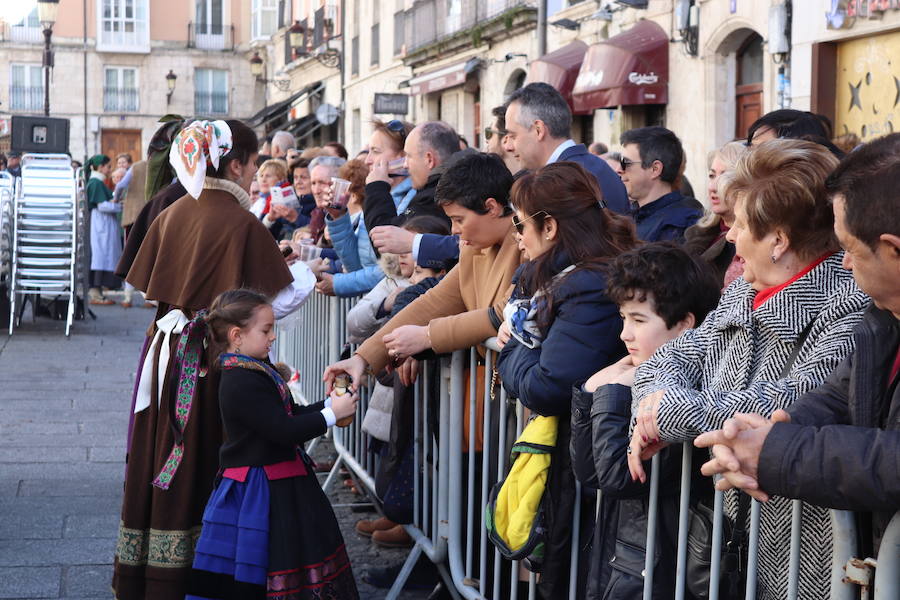 La plaza de La Flora se ha llenado de burgaleses, que han disfrutado con las danzas populares y se han acercado a la tradición de la matanza. También han degustado morcilla y vino de Ribera de Duero