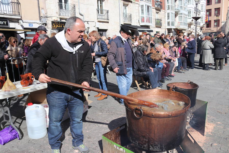 La plaza de La Flora se ha llenado de burgaleses, que han disfrutado con las danzas populares y se han acercado a la tradición de la matanza. También han degustado morcilla y vino de Ribera de Duero