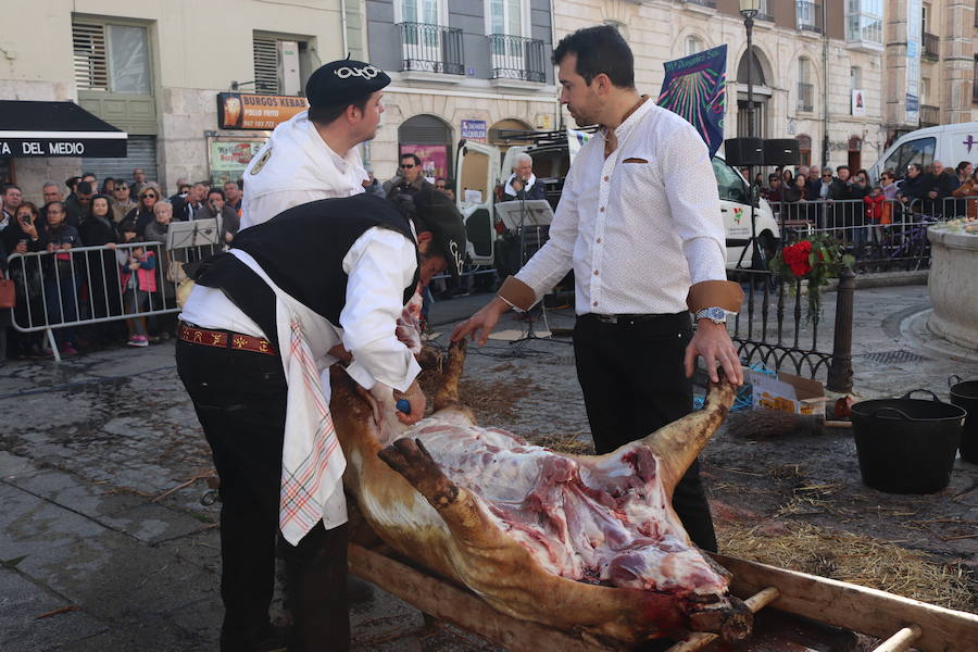 La plaza de La Flora se ha llenado de burgaleses, que han disfrutado con las danzas populares y se han acercado a la tradición de la matanza. También han degustado morcilla y vino de Ribera de Duero