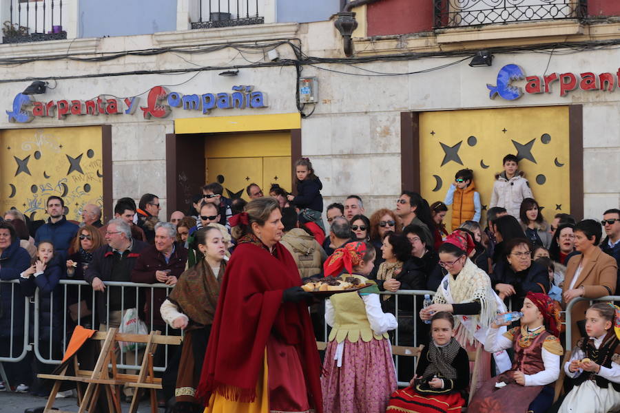 La plaza de La Flora se ha llenado de burgaleses, que han disfrutado con las danzas populares y se han acercado a la tradición de la matanza. También han degustado morcilla y vino de Ribera de Duero