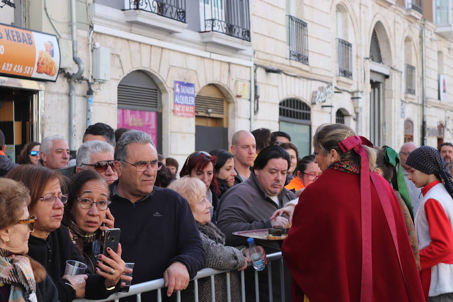 La plaza de La Flora se ha llenado de burgaleses, que han disfrutado con las danzas populares y se han acercado a la tradición de la matanza. También han degustado morcilla y vino de Ribera de Duero