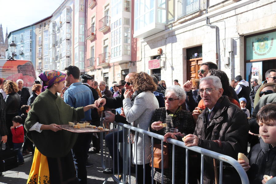 La plaza de La Flora se ha llenado de burgaleses, que han disfrutado con las danzas populares y se han acercado a la tradición de la matanza. También han degustado morcilla y vino de Ribera de Duero