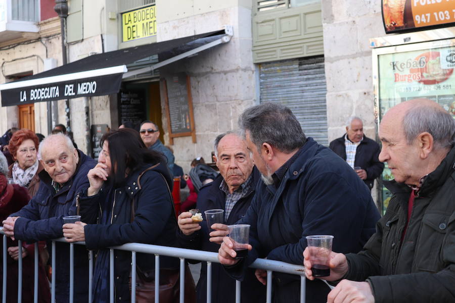 La plaza de La Flora se ha llenado de burgaleses, que han disfrutado con las danzas populares y se han acercado a la tradición de la matanza. También han degustado morcilla y vino de Ribera de Duero