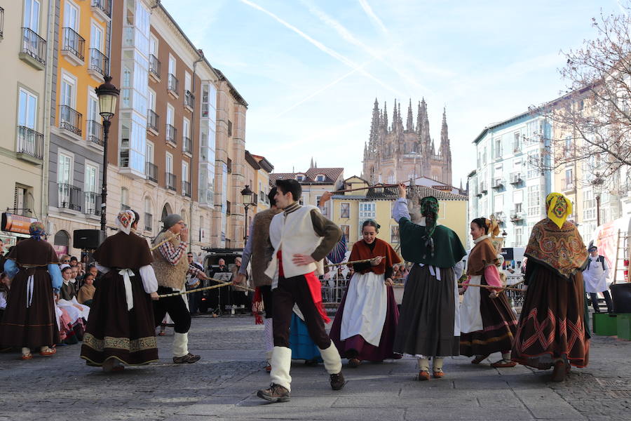 La plaza de La Flora se ha llenado de burgaleses, que han disfrutado con las danzas populares y se han acercado a la tradición de la matanza. También han degustado morcilla y vino de Ribera de Duero